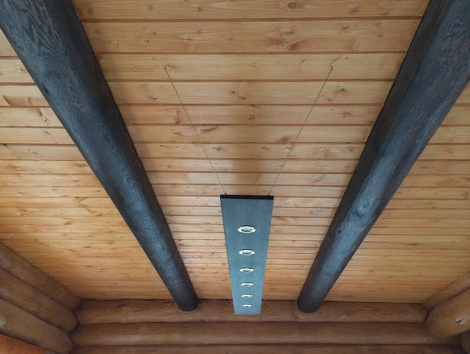 Статьи. Отделка потолка с открытыми подстрапильными балками имитацией бруса  135х20 мм.